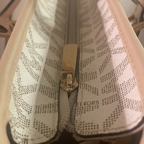 Micheal Kors Tote - Picture 7 of 15